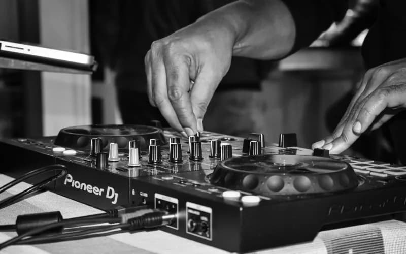 DJ